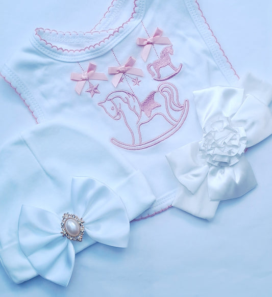 🎀Baby Bundle🎀Embroidered Bib,Hat And Headband (Newborn And 0-3 Months)